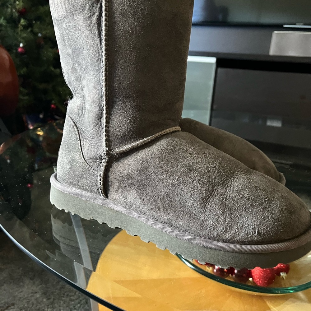 Ugg Australia Authentic size 10 - Picture 2 of 4